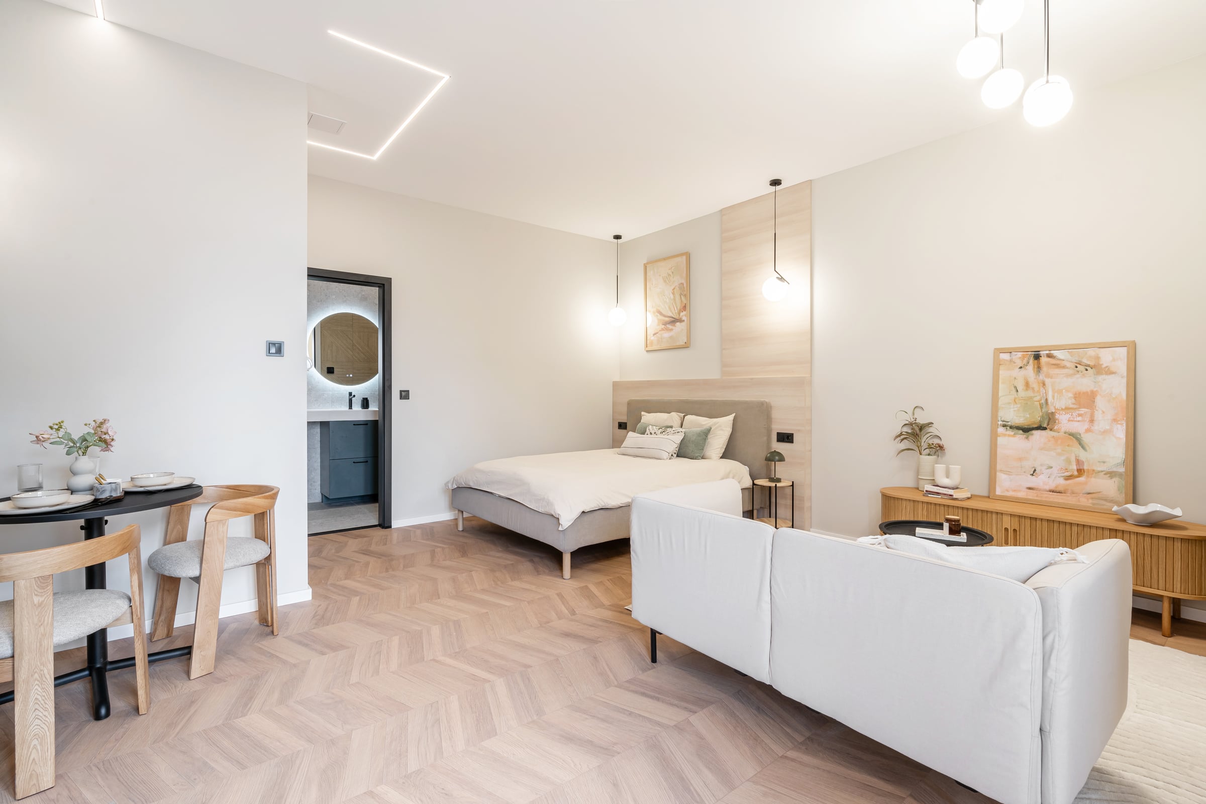 Világos, természetes anyagokkal berendezett 5th Avenue enteriőr